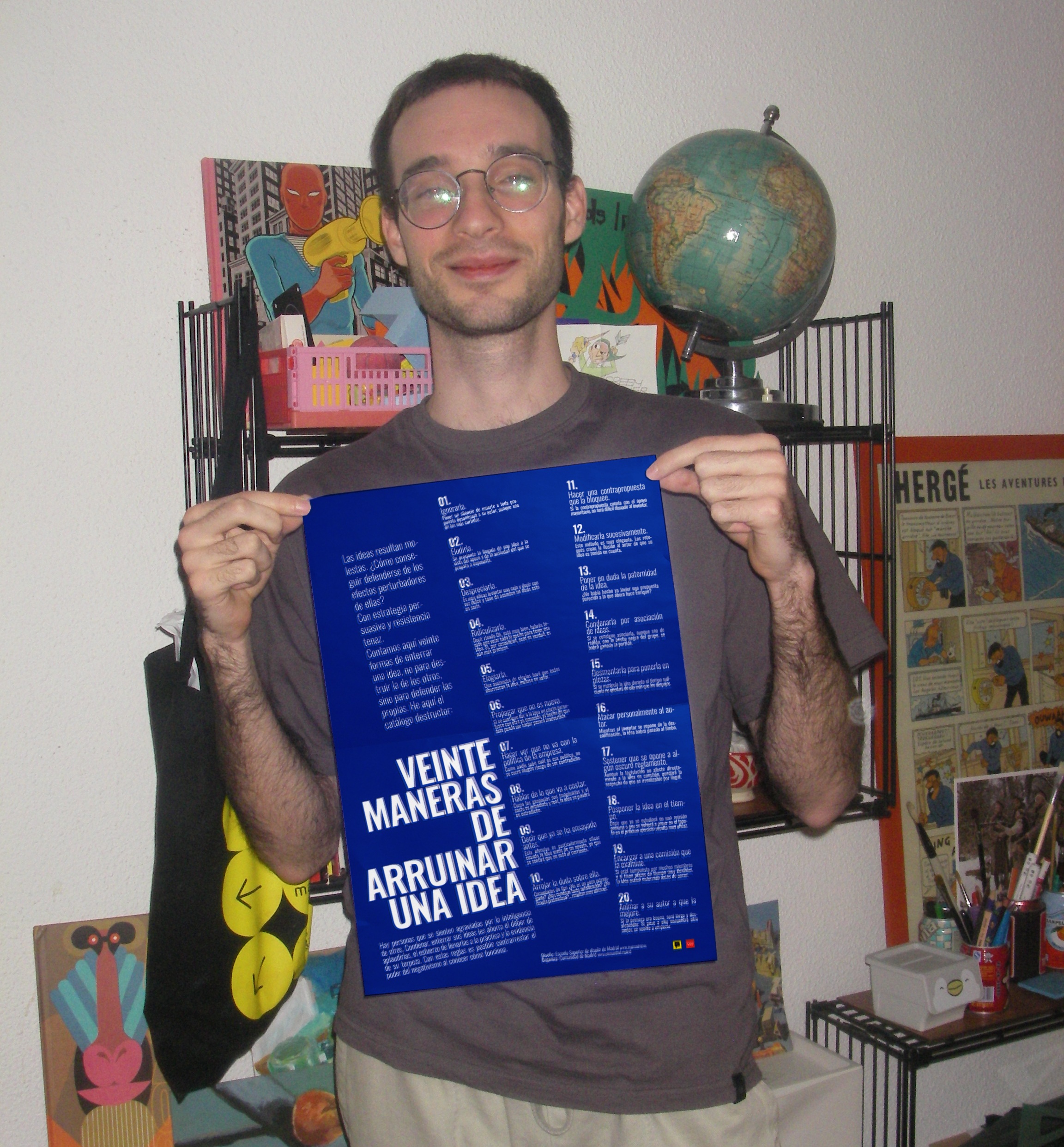 chico sosteniendo un cartel tipográfico